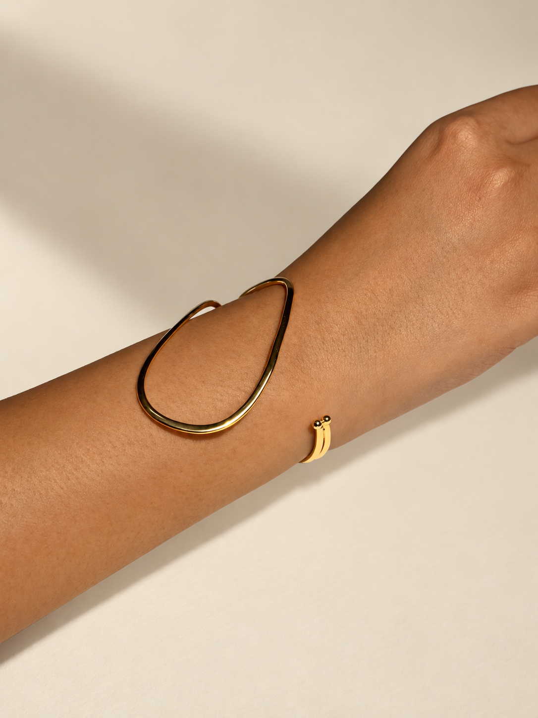 The Moment hand cuff