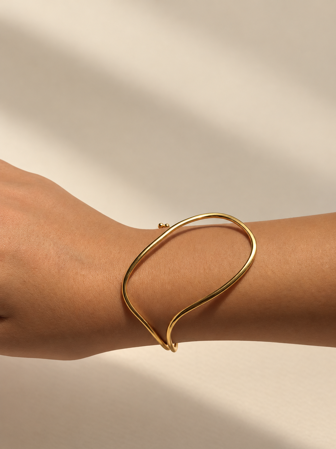 The Moment hand cuff