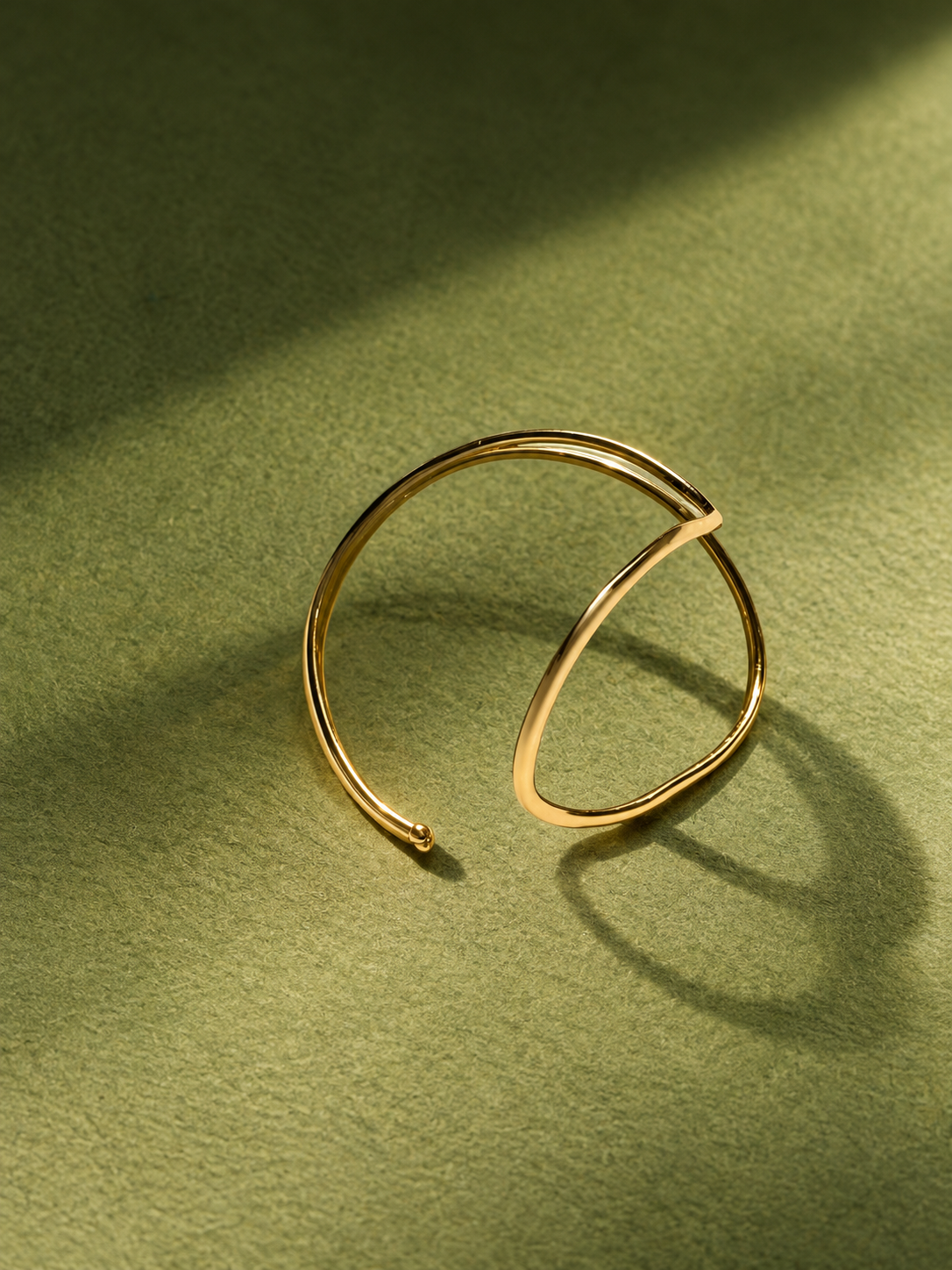 The Moment hand cuff