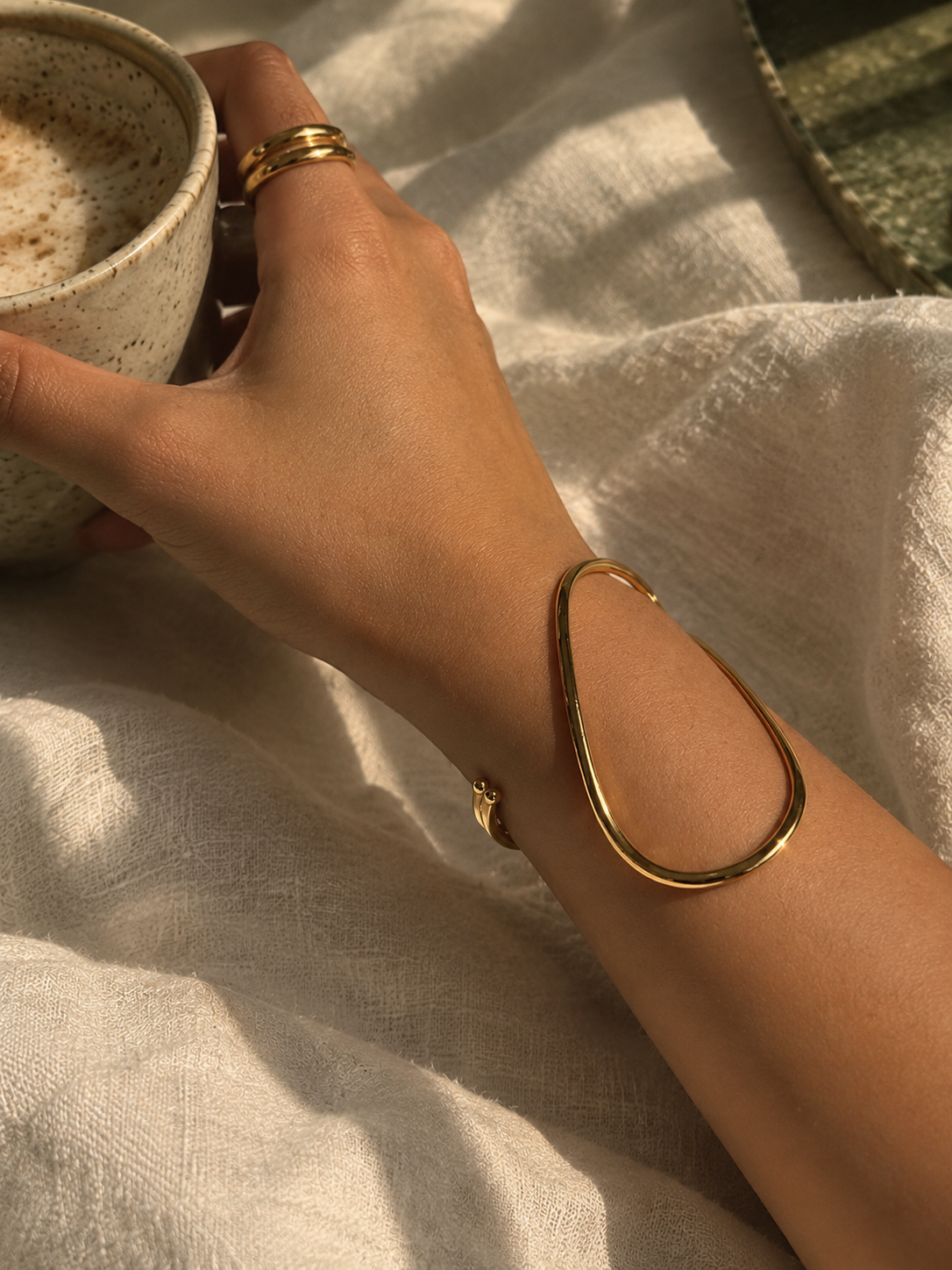 The Moment hand cuff